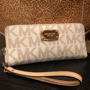 Michael Kors ZIP Wallet/Wristlet with Strap